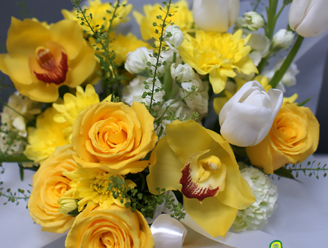 Cutie cu trandafiri galbeni si lalele albe foto